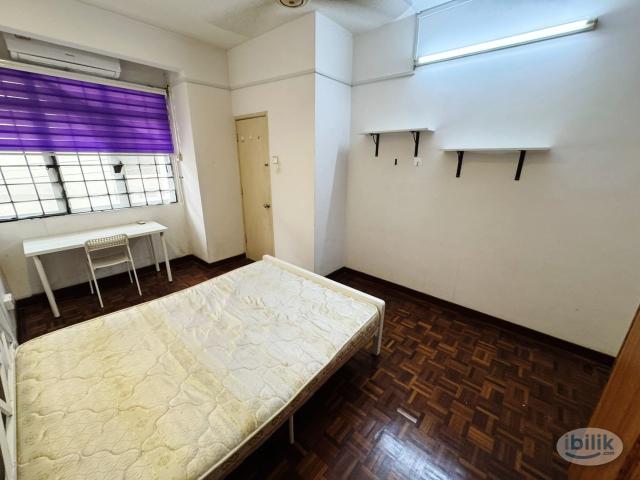 Spacious room in bandar utama‼️ move in immediately with zero deposit ‼️