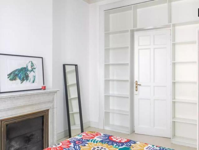 Spacious room in 12 bedroom apartment in Sol, Madrid