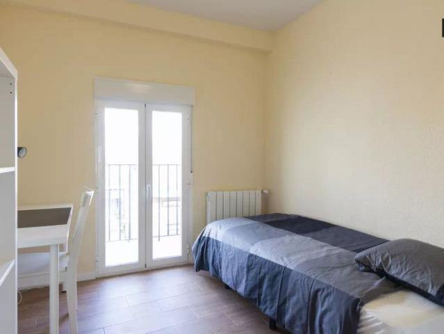 Spacious room in 3 bedroom apartment in Carabanchel