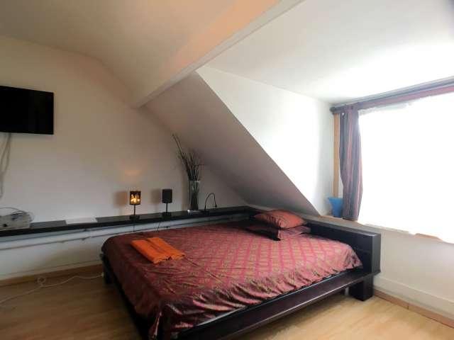 Spacious room in 3 bedroom apartment in Laeken, Brussels