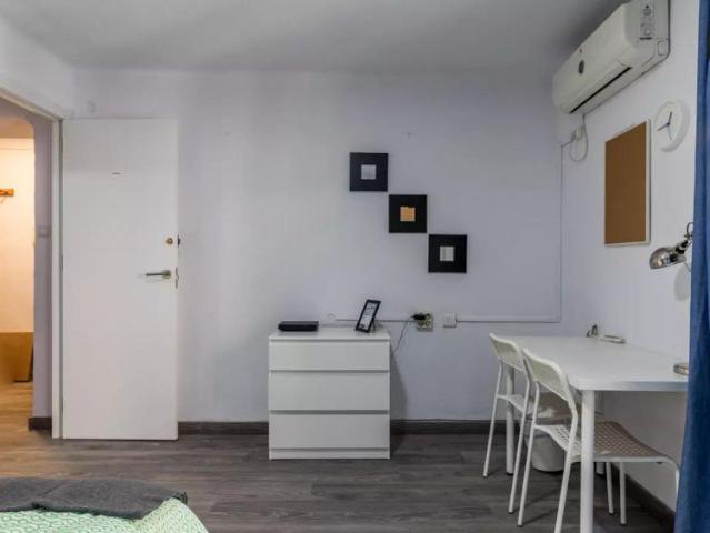 Spacious room in 3 bedroom apartment in Rascanya