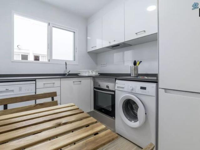 Spacious room in 4 bedroom apartment in Benimaclet