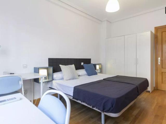 Spacious room in 5 bedroom apartment in Delicias