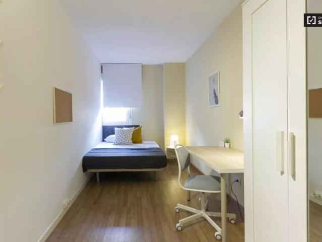 Spacious room in 5 bedroom apartment in Puerta del Ángel