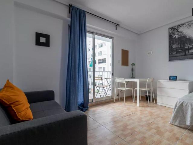 Spacious room in 5 bedroom apartment in Quatre Carreres