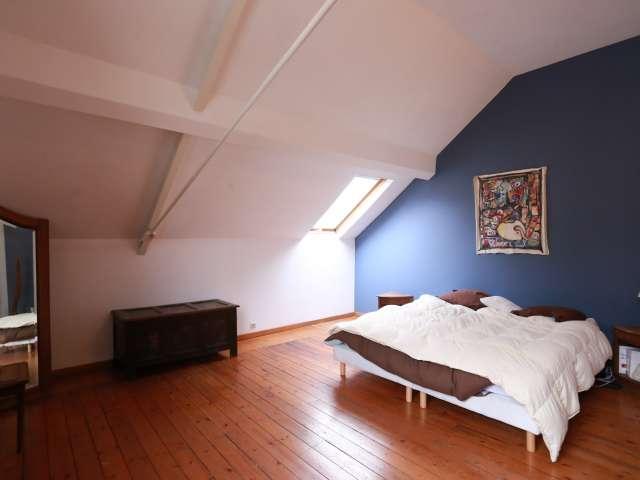 Spacious room in 5 bedroom house in Laeken. Brussels