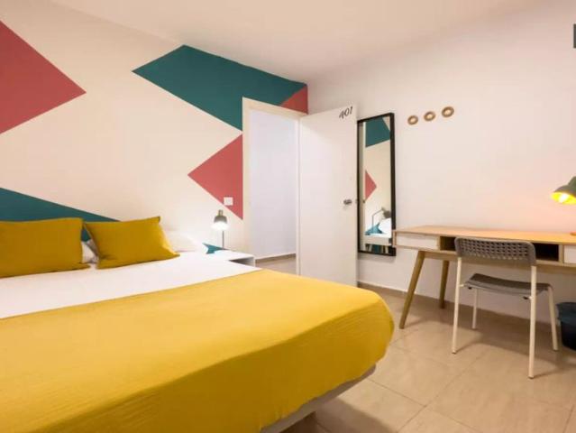 Spacious room in 6 bedroom apartment in Barri Gòtic