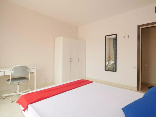 Spacious room in 6 bedroom apartment in Les Corts