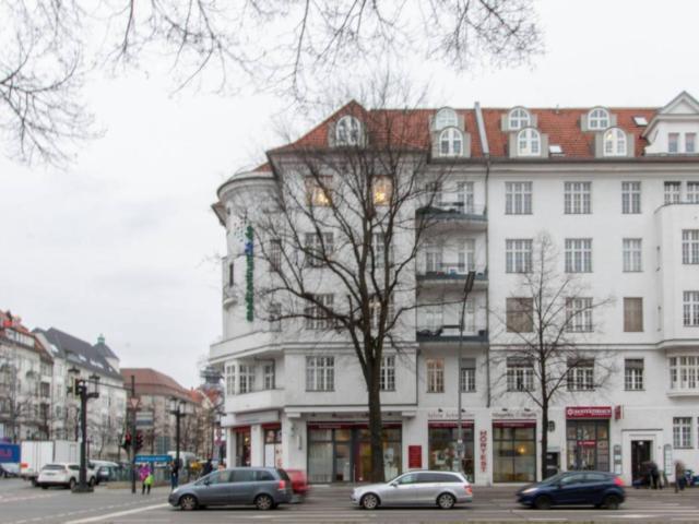 Spacious room in 6 bedroom apartment in Westend
