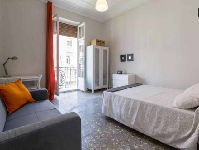 Spacious room in 6 bedroom apartment, L’Eixample