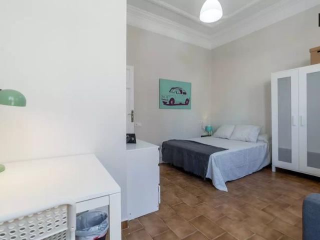 Spacious room in 6 bedroom apartment, L’Eixample