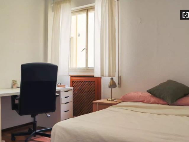 Spacious room in 7 bedroom apartment in Salamanca