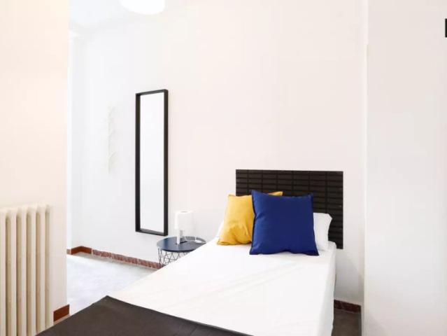 Spacious room in 8 bedroom apartment in Imperial