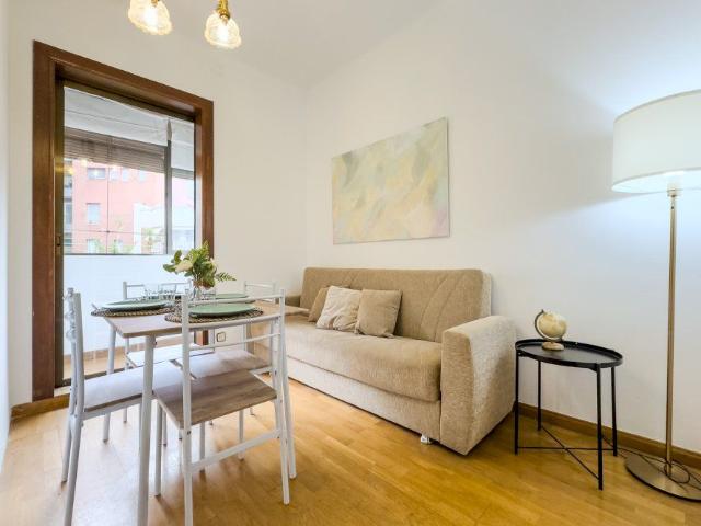 Spacious room with balcony, double bed and air conditioning in Gracia