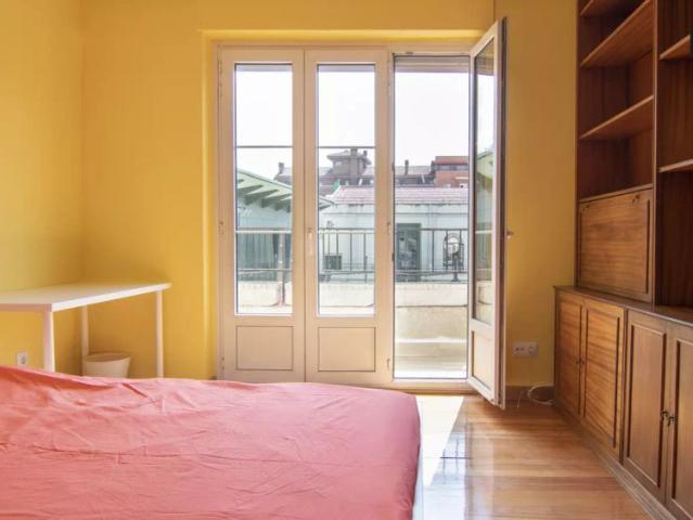 Spacious room with balcony for rent in 7 bedroom apartment in Prosperidad