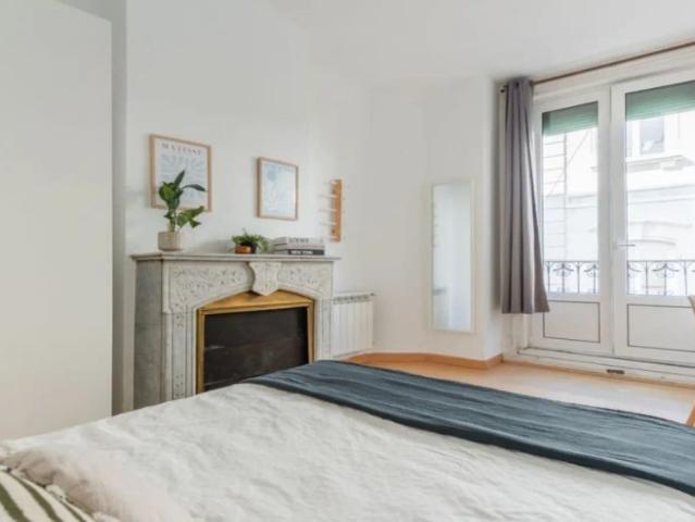 Spacious room with balcony in 8 bedroom apartment, La Latina