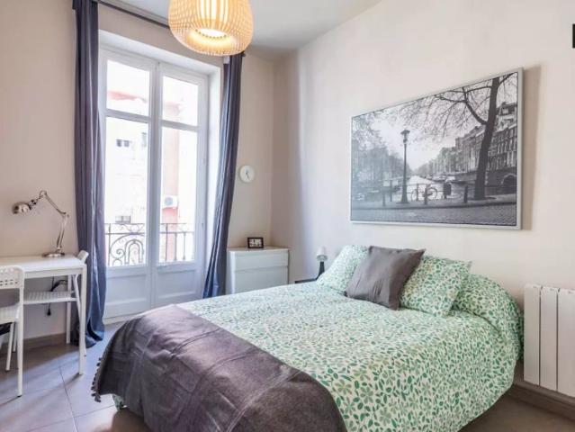 Spacious room with double bed for rent in Eixample