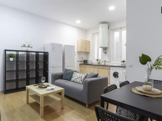 Spacious room with desk in shared apartment, Puerta del Sol