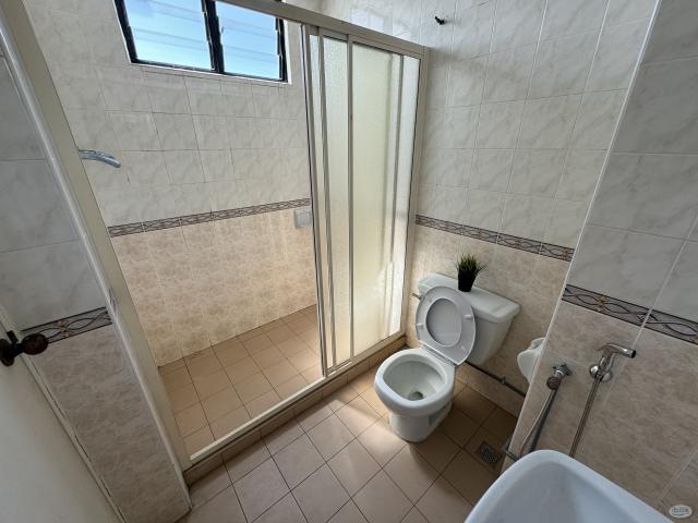 Spacious room with own bathroom @ sri pangkor condominium