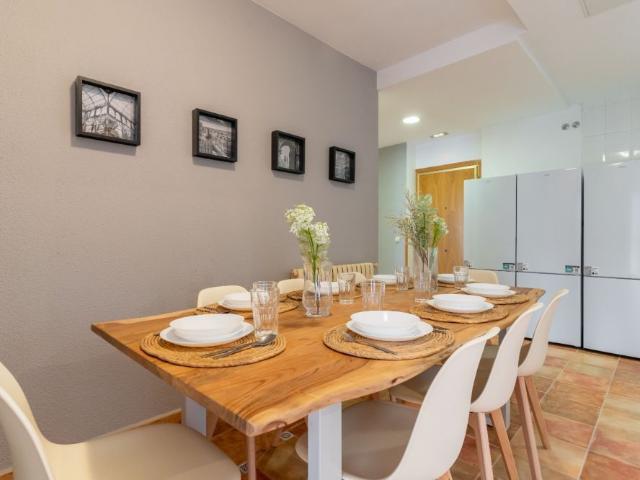 Spacious room with semi private bathroom in Cuatro Caminos