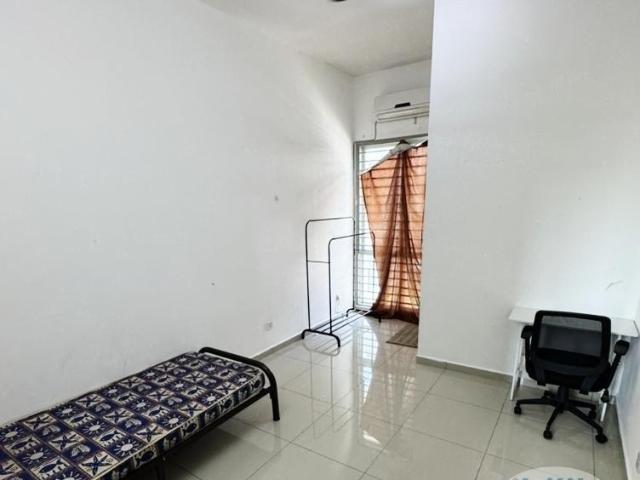 Spacious room with private bathroom in bandar botanic ‼️