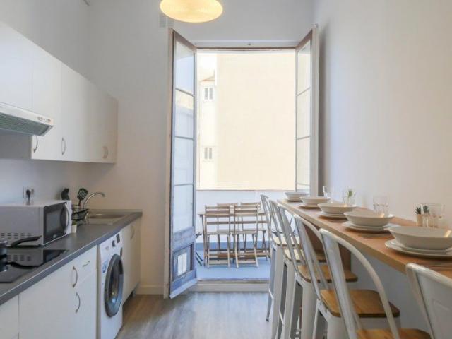 Spacious room with private bathroom in Barcelona