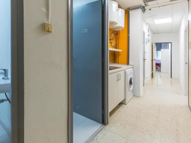 Spacious single bedroom with a shower and mini fridge, in El Poblenou