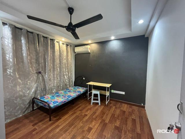 Spacious Single Room with windows facing front gate with aircond @ Kota Damansara Sek 5 Nearby Sunway Nexis