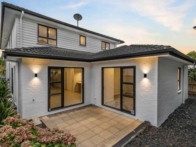 Spacious Stand Alone Home With 6 Bedrooms!