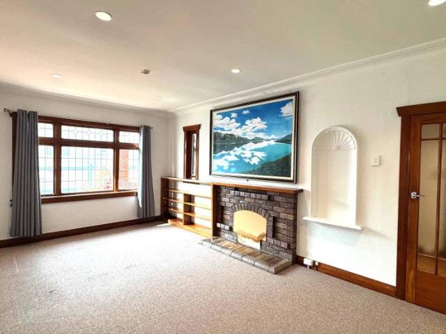 SPACIOUS STANDALONE 5 Bedrooms FAMILY HOME!