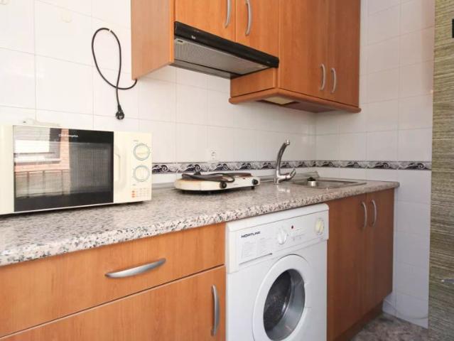 Spacious studio apartment to rent in central Granada