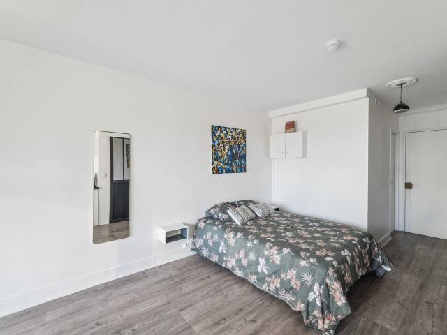 Spacious studio with balcony La Défense