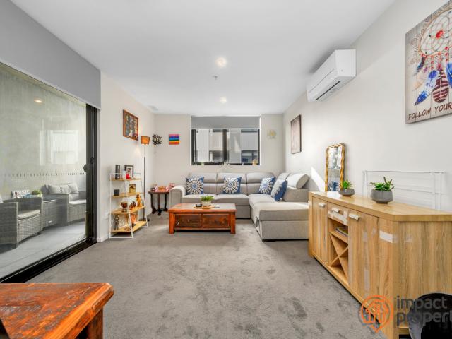 Spacious & Stylish Apartment in the Town Centre !