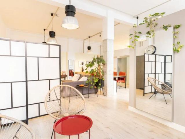 Spacious, stylish ground floor apartment with excellent connections to the city center