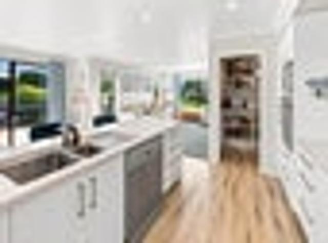 Spacious, Stylish & Super Private – Walk To Town!
