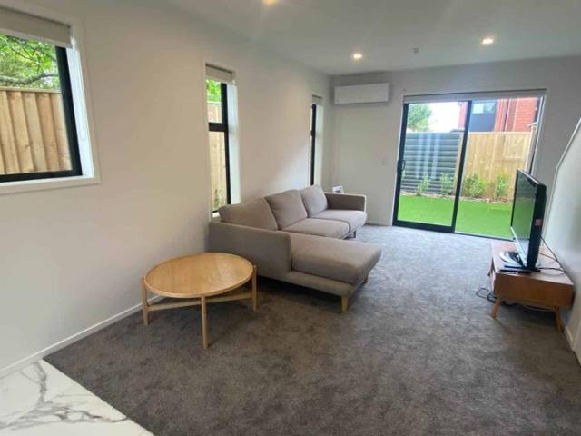 Spacious & Sunny 1 Bedroom!