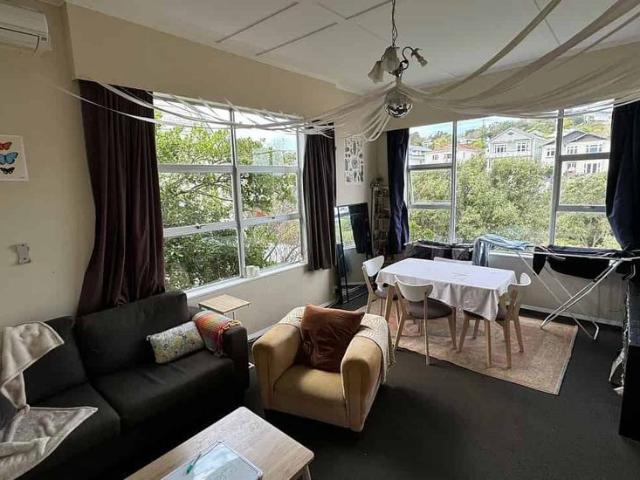 Spacious, sunny and tidy home. Ready to move in