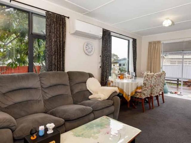 Spacious & Sunny Family Living in a quiet Redwoodtown Cul de Sac