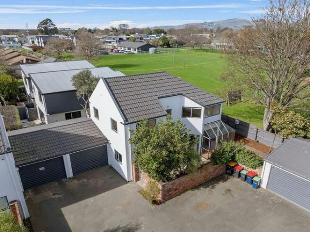 Spacious, Sunny & Private – City Fringe Home