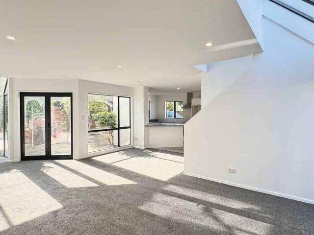 Spacious, Sunny & Private – City Fringe Home