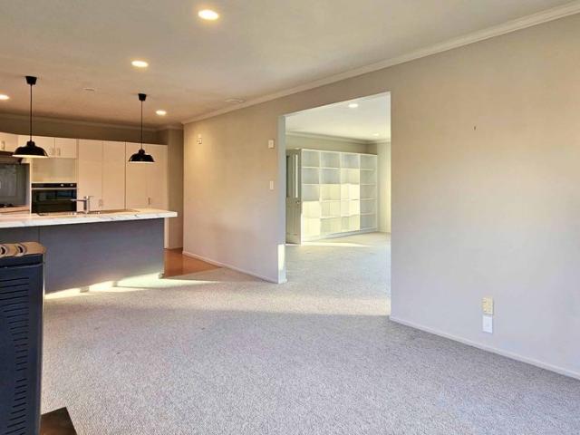 Spacious & Sunny Springlands Home