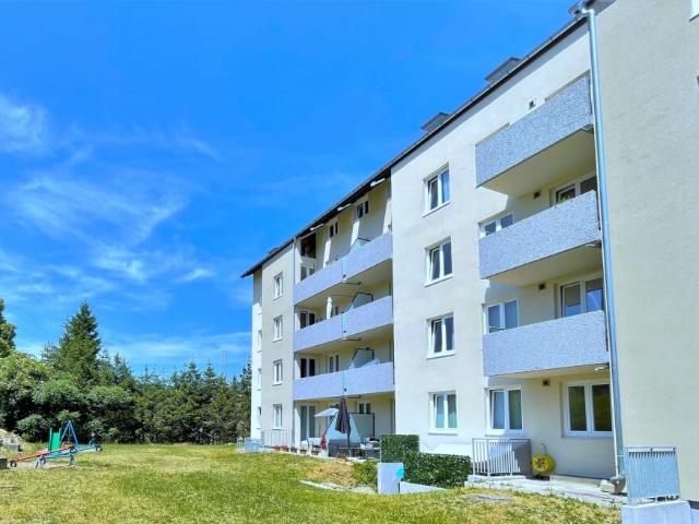 Spacieuse appartement de 2.5 pièces au calme avec balcon, place de parking et bonne accessibilité