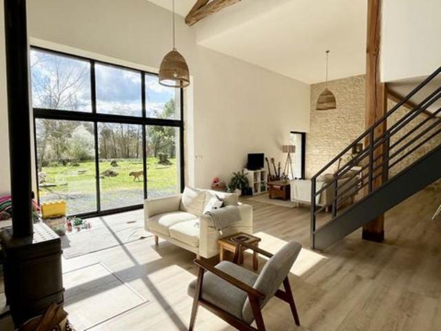 Spacieuse grange rénovée avec jardin boisé et rivi