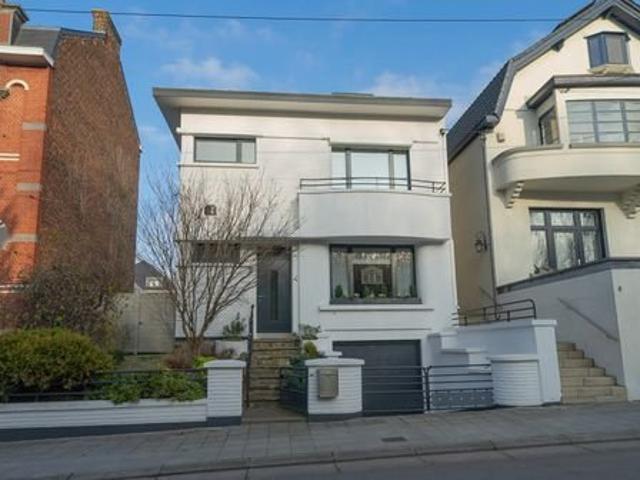 Spacieuse et confortable maison 3 façades avec garage dans u