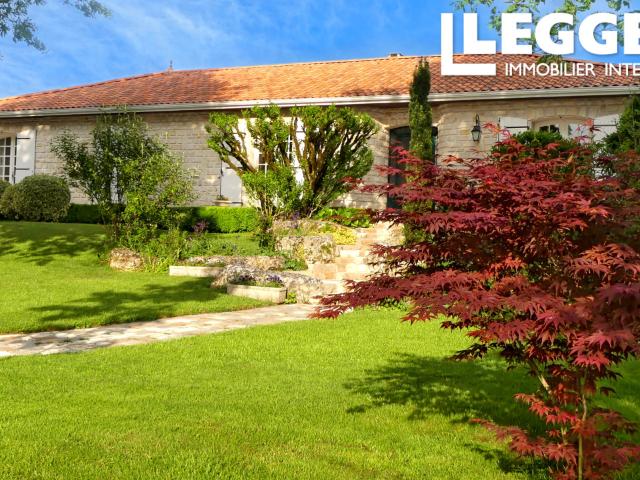 Spacieuse et jolie maison familiale en pierre située à Puymoyen, 4 kms du centre ville d'Angoulême