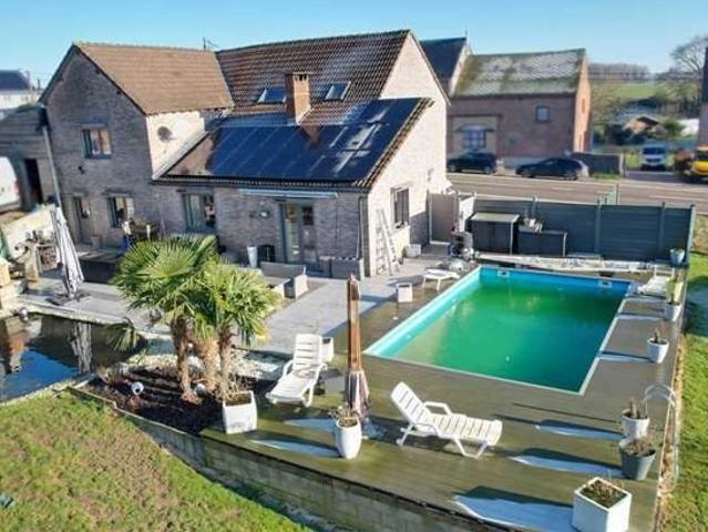 Spacieuse et lumineuse maison avec piscine chauffée