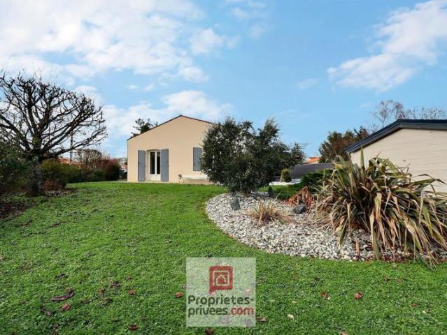 Spacieuse et lumineuse Maison de plain pied de 2007 120 m2 habitables 3 chambres cellier avec garage attenant 2 terrasses piscine enterrée
