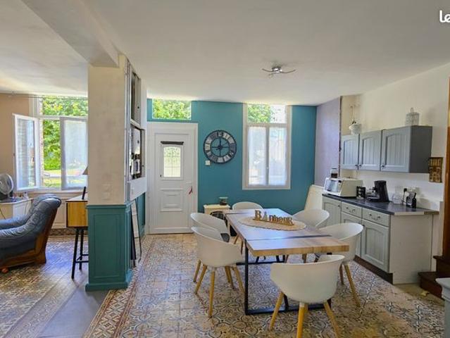 Spacieuse longère de plain pied de 110m², trois chambre et dépendances