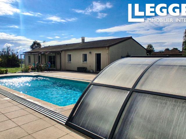 Spacieuse maison moderne de plain pied avec jardins paysagers et piscine chauffée