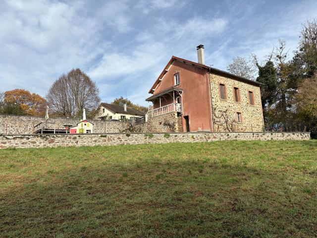 Spacieuse maison avec grand terrain sur la commune de Bujaleuf
